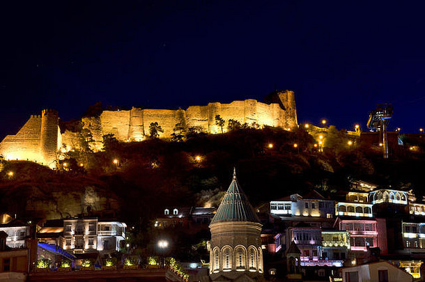 格鲁吉亚：第比利斯-阿巴诺图巴尼，夜间有纳里卡拉要塞