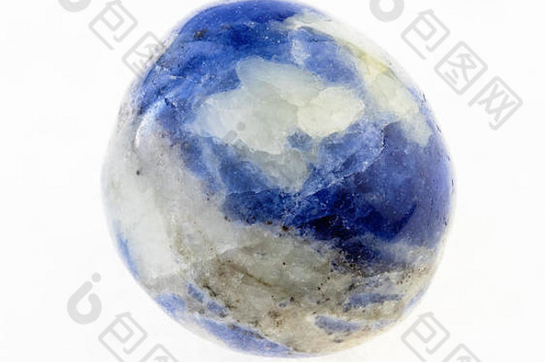 地质收藏中天然矿物的宏观摄影-白色背景上翻滚的蓝色方钠石宝石