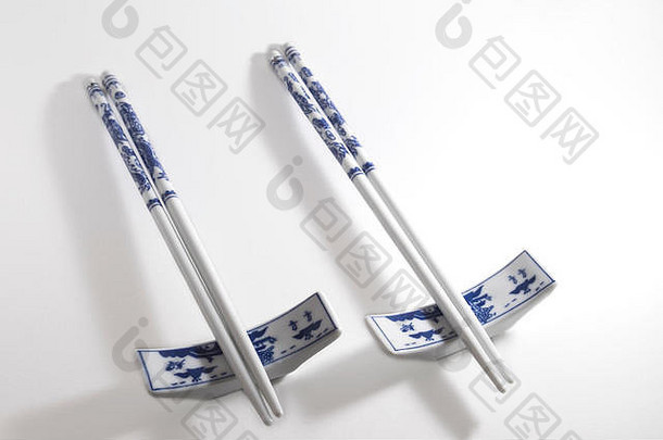 白色背景下的两双青花瓷筷子