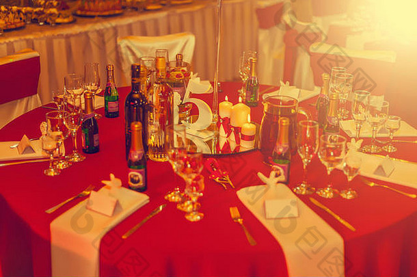 餐厅内配有装饰和菜肴的婚宴桌。复古的色调。