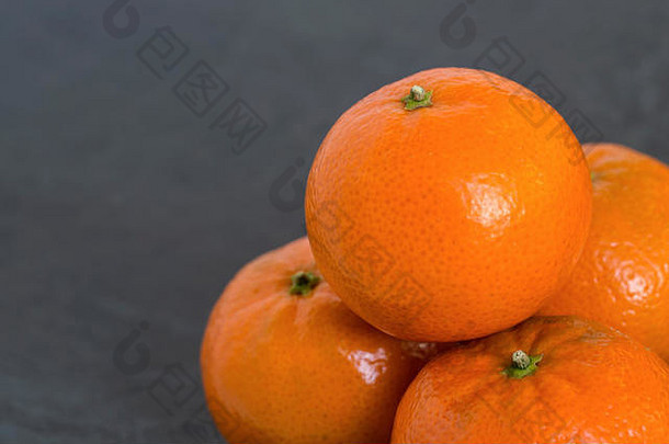板岩背景上的柑橘