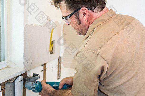 电工使用研磨机切割墙壁绝缘层真实准确的内容描述