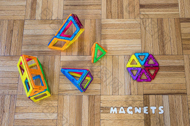 拼花地板上的玩具磁铁。