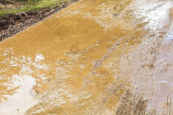 高加索山区泥泞地面道路车辙中的泥和水坑