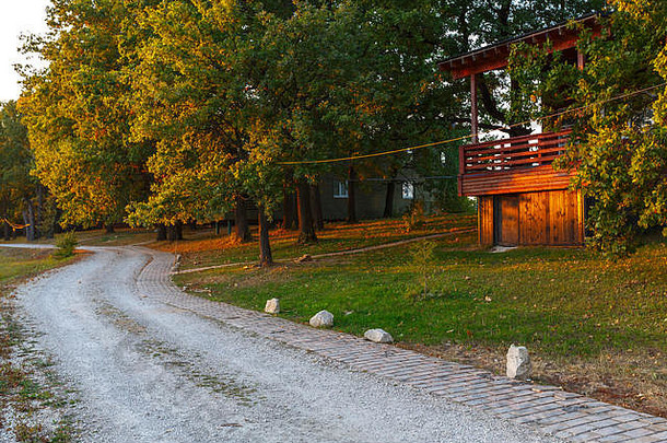 令人惊异的斯堪的那维亚木小屋橡木森林河绿色草院子里木阳台