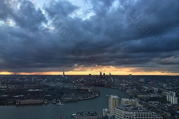 2014年2月20日，从金丝雀码头看，伦敦城即将日落