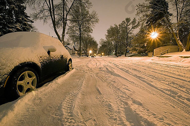 清晨，汽车和街道被雪覆盖。明尼苏达州圣保罗