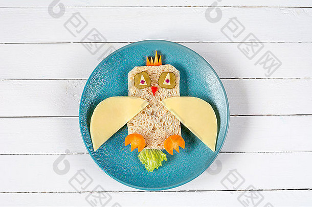 儿童餐盘、健康早餐或学校午餐上的有趣三明治猫头鹰。隔离在白色木桌上