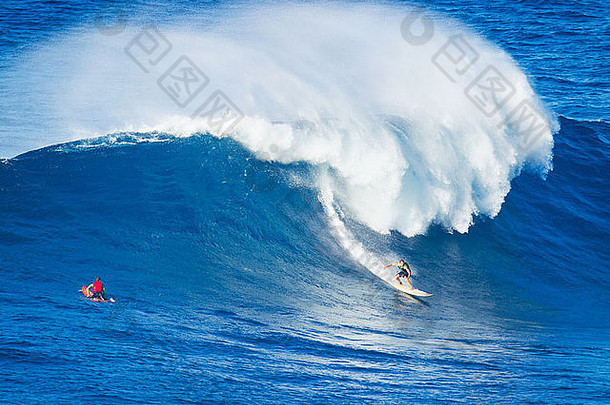 夏威夷极限冲浪者乘巨浪冲浪