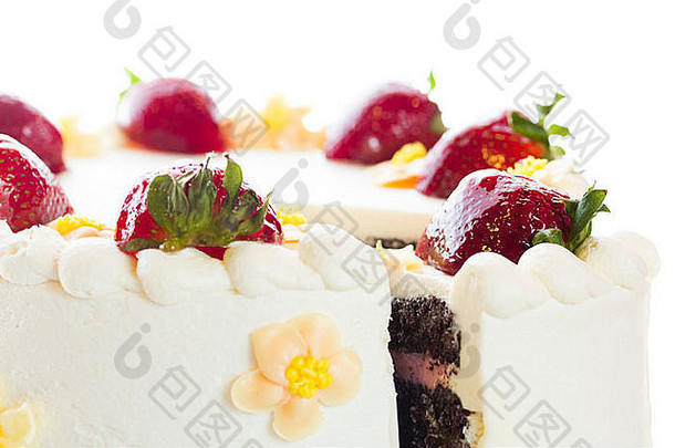 巧克力草莓柠檬饼由6层巧克力蛋糕制成，里面填充了柠檬凝乳和草莓慕斯，外面覆盖着白巧克力奶油奶酪糖霜。