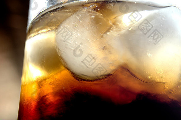 酒和冰在玻璃杯里打旋