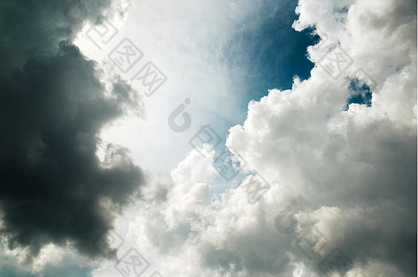 遮住太阳的乌云——自然、气候变化、天气或<strong>气象背景</strong>。