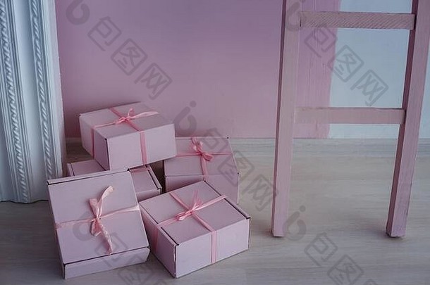 奢侈品清洁明亮的白色室内宽敞的房间阳光花花瓶装饰壁炉可爱的粉红色的胡岛花瓶
