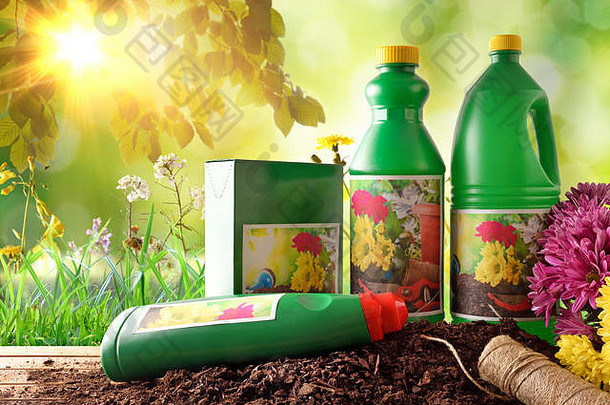 用于植物生长的园艺产品的瓶子和容器。装饰花草，自然和阳光的绿色背景