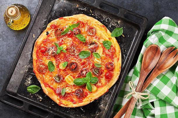 自制的披萨西红柿马苏里拉奶酪罗勒前视图黑暗石头表格