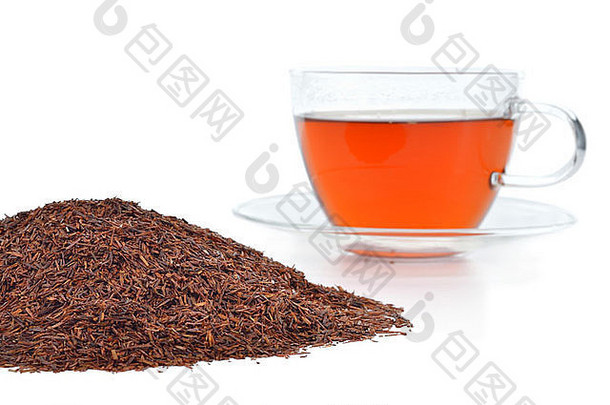 一杯天然有机rooibos和一堆rooibos茶。白底不含的泰桑茶。