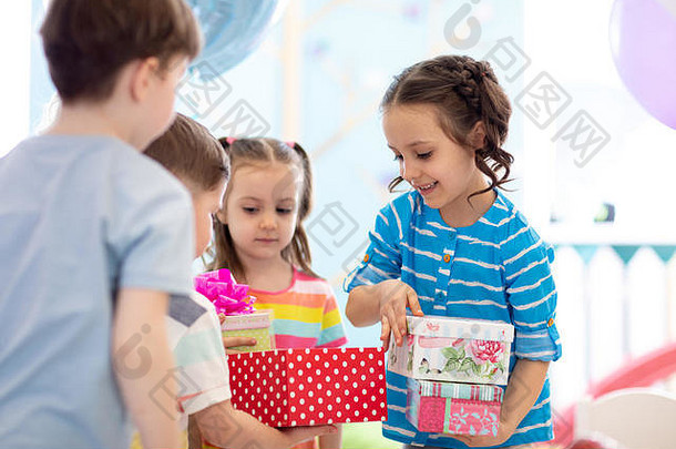 快乐的孩子孩子女孩接收礼物生日聚会，派对假期生日概念
