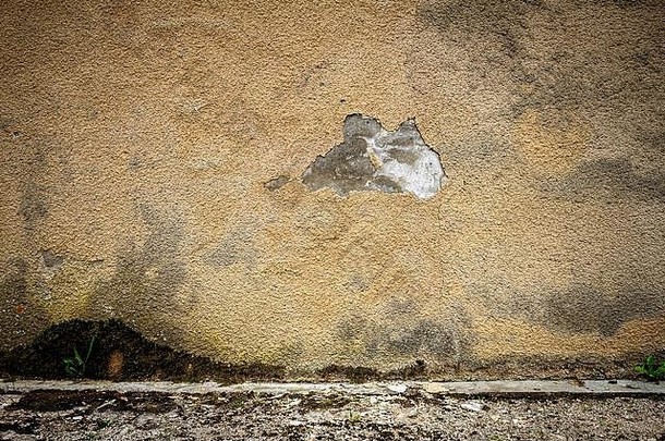灰泥和地面的风化墙