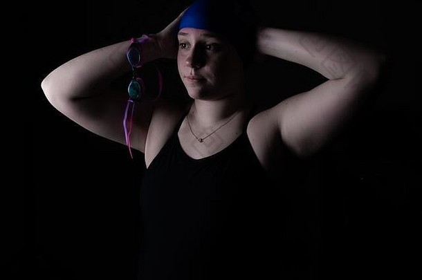 颜色肖像拍摄十几岁的女孩有竞争力的蝴蝶游泳运动员
