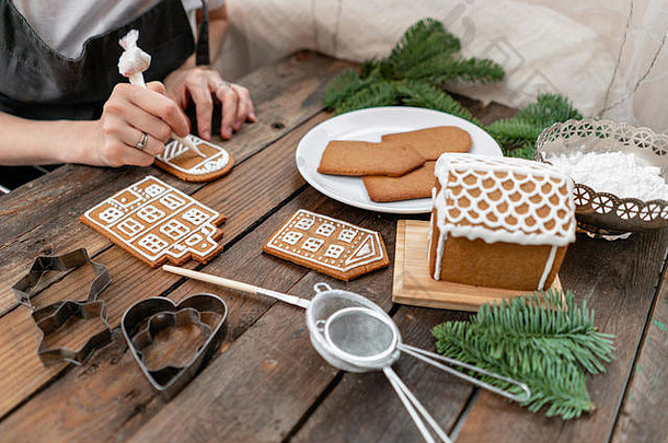 糖衣圣诞节面包店女人装修蜂蜜姜饼饼干木棕色（的）表格特写镜头复制空间空白饼干姜饼房子准备好了装修