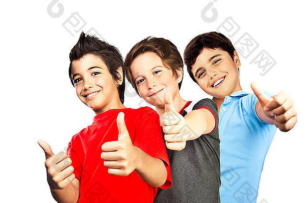 快乐的男孩，微笑的青少年，竖起大拇指，白色背景上孤立的<strong>好友</strong>肖像，可爱的孩子们玩<strong>得</strong>很开心