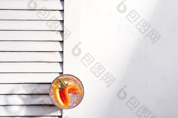 自制的水果夏天冷鸡尾酒玻璃片葡萄柚冰多维数据集白色背景部分Jalousie木快门复制