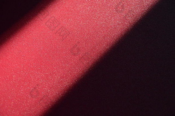 深冬的阳光在红桌子上反射的光