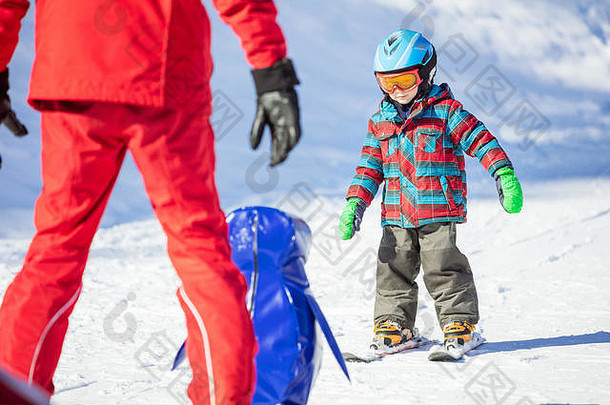 年轻的滑雪滑动玩具企鹅滑雪教练滑雪教训高山学校