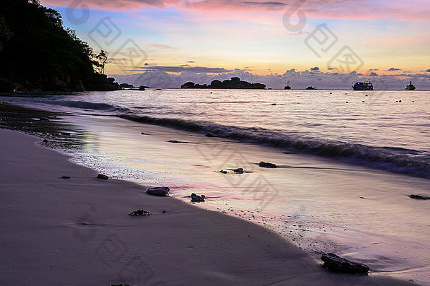美丽的颜色早....天空日出海滩度蜜月湾著名的景点潜水个变态