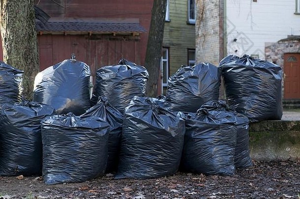 大桩黑色的塑料垃圾袋垃圾堆放街垃圾袋街实用程序工人罢工一天
