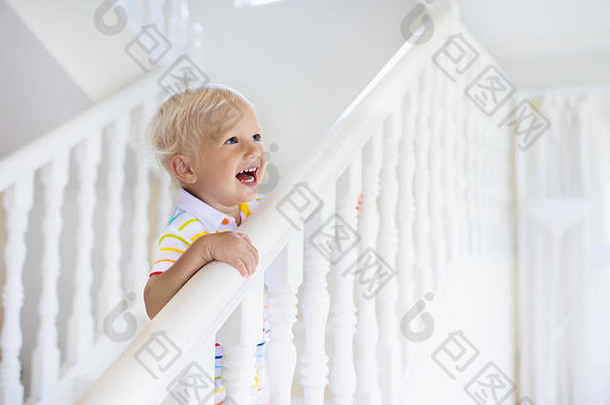 孩子走楼梯白色房子婴儿男孩玩阳光明媚的楼梯<strong>家庭</strong>移动首页孩子爬行步骤现代楼梯门厅