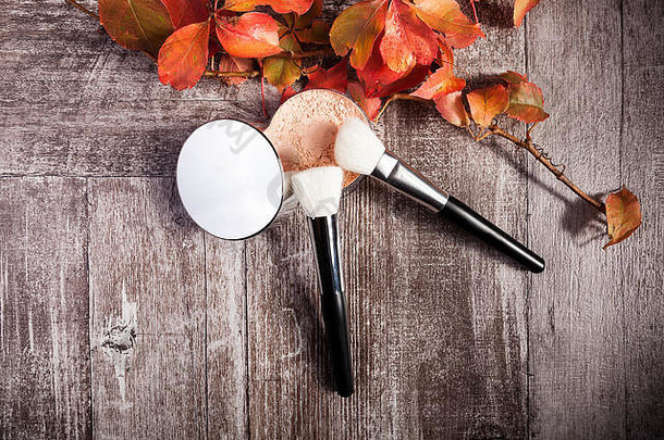专业化妆品在深色木质背景上打造秋季概念产品