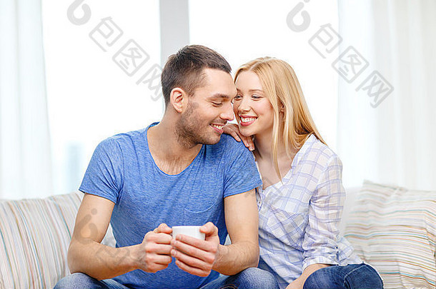 微笑的男人和妻子一起喝茶或咖啡