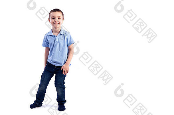 微笑男孩黑暗头发蓝色的牛仔裤蓝色的马球t恤摆姿势笑幸福的白色孤立的背景照片工作室肖像