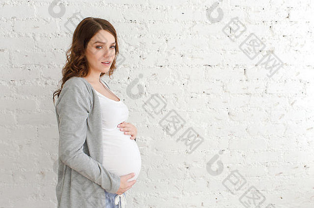 怀孕了女摆姿势相机