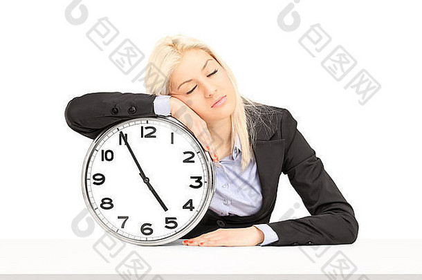 累了女商人睡觉墙时钟工作场所孤立的白色背景