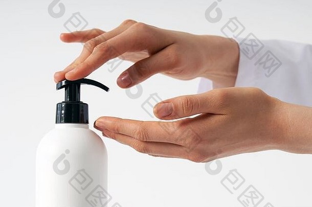 女士用手推泵带复印空间的塑料肥皂瓶，使用洗手消毒液凝胶泵分配器。杀灭细菌、细菌和病毒
