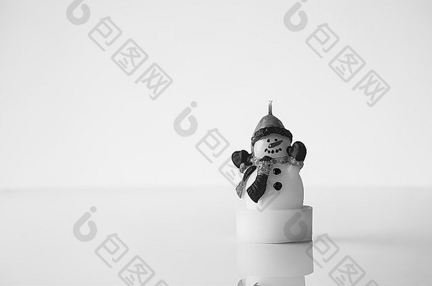 白色背景上的雪人蜡烛静物图像