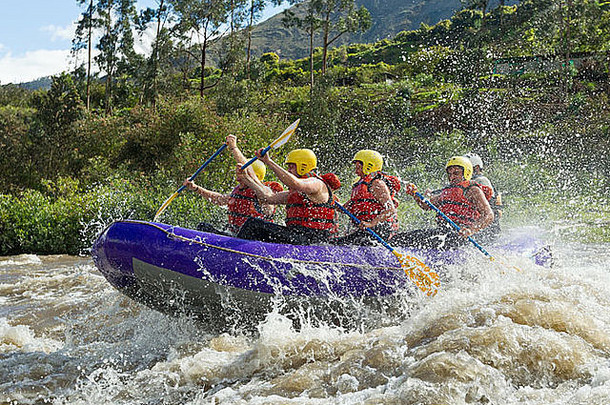 厄瓜多尔白水河漂流上由专业飞行员引导的男女混合游客团队