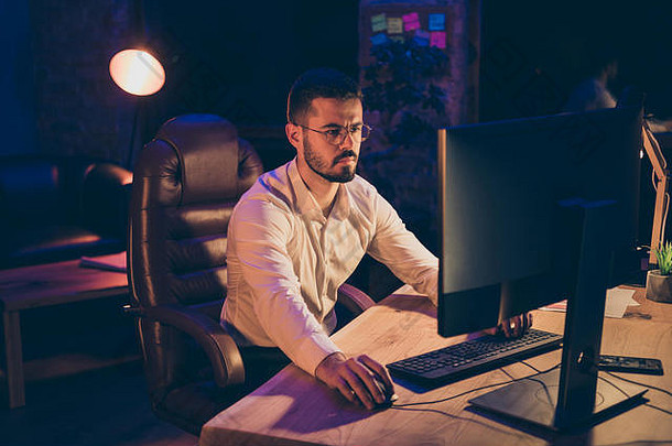 专注营销人员的肖像男子坐在桌子上为其公司发展进行计算机搜索统计想要完成合作伙伴关系的演示