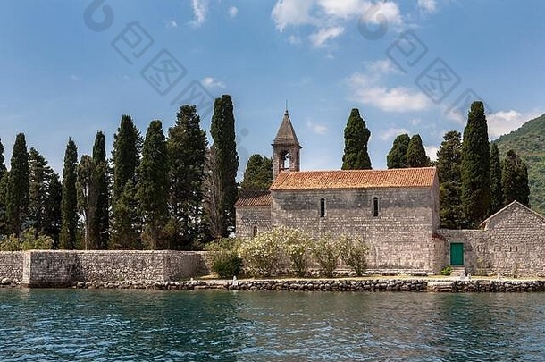 黑山科托湾圣乔治岛（Otocic SvetiĐorđe）小本笃会修道院的礼拜堂和钟楼