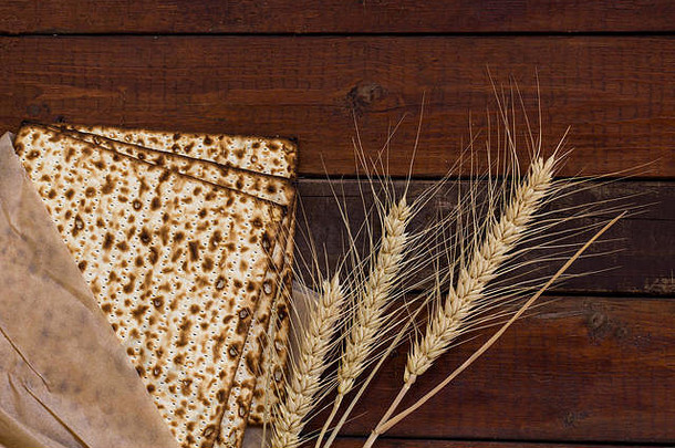 逾越节背景。木制背景上的手工matzoh（犹太逾越节面包）。平铺