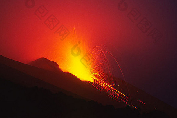 西西里岛爆炸期间斯特隆博利火山的夜间视图