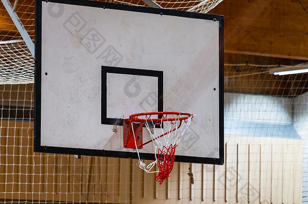 篮球场内使用的篮球篮板、篮圈、网，左侧视图