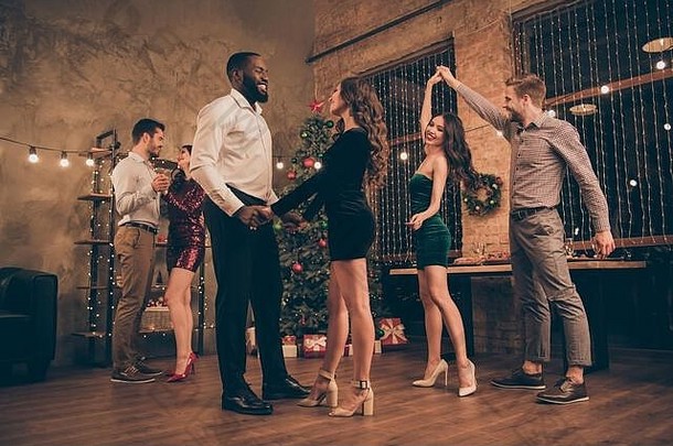 完整的大小低角照片迷人的情人跳舞持有手旋转庆祝圣诞节x-mas聚会，派对房子newyear装饰在室内