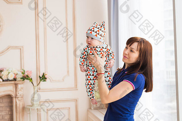 可爱的白人婴儿和他的母亲。三个月大的肖像