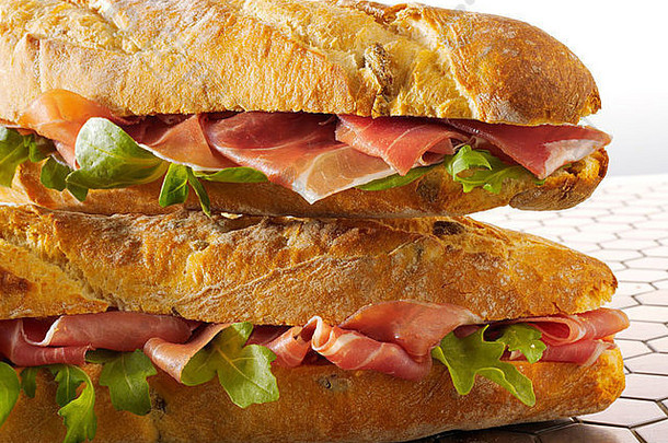 法国面包棒中奶酪火腿和沙拉法式面包的特写镜头