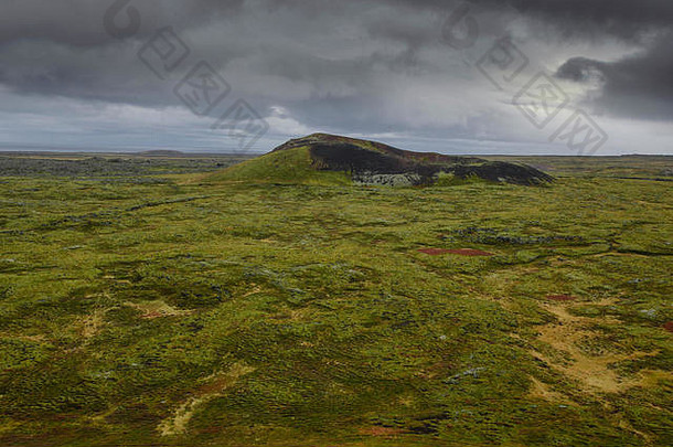 冰岛斯奈费尔斯半岛上苔藓覆盖的火山