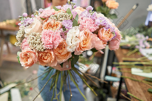 欧洲花店概念。花店女人创造了一束美丽的混合花。漂亮的新鲜的一束。教育、硕士班和花卉学