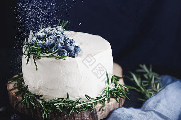 新鲜蓝莓的白色奶油蛋糕撒上糖粉